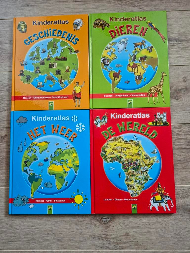 Te koop aangeboden: set van 4 kinderatlassen, Boeken, Kinderboeken | Jeugd | onder 10 jaar, Ophalen of Verzenden, Zo goed als nieuw