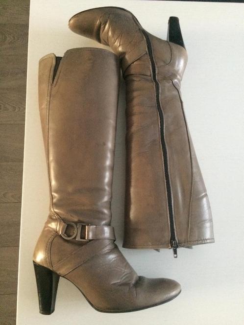 Dameslaarzen grijs/taupe leer 38, Kleding | Dames, Schoenen, Gedragen, Hoge laarzen, Grijs, Ophalen of Verzenden
