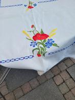 Vintage tafelkleed hand geborduurd, Huis en Inrichting, Tafelkleden, Belle Vieille Brocante, Ophalen of Verzenden, Zo goed als nieuw