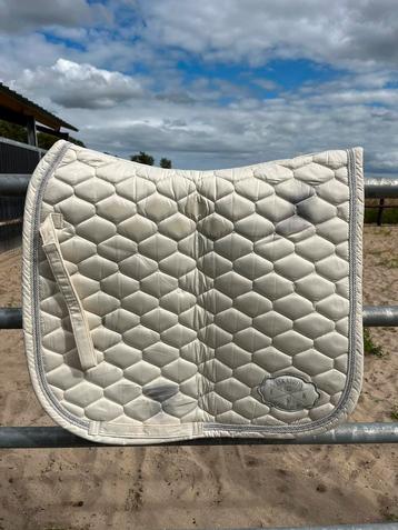 Eskadron dekje full dressuur beschikbaar voor biedingen