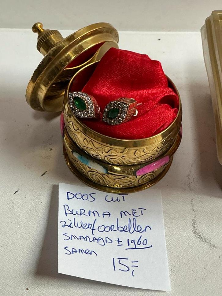 Burma Doosje met Zilveren Smaragd Oorbellen, ca. 1960, Sieraden, Tassen en Uiterlijk, Oorbellen, Gebruikt, Knopjes of Stekers