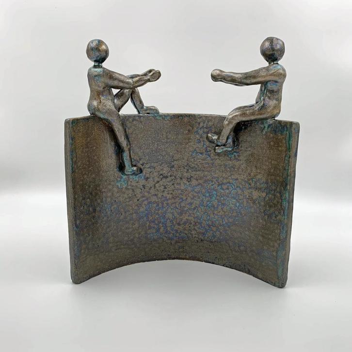 Beeld "Strek uit naar elkaar" keramiek, Antiek en Kunst, Kunst | Designobjecten, Ophalen of Verzenden