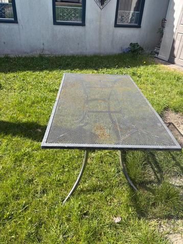 Tuintafel  beschikbaar voor biedingen