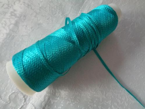 klos met blauw echt zijde draad 3 mm dik, Hobby en Vrije tijd, Naaien en Fournituren, Nieuw, Lint, Band of Elastiek, Ophalen of Verzenden