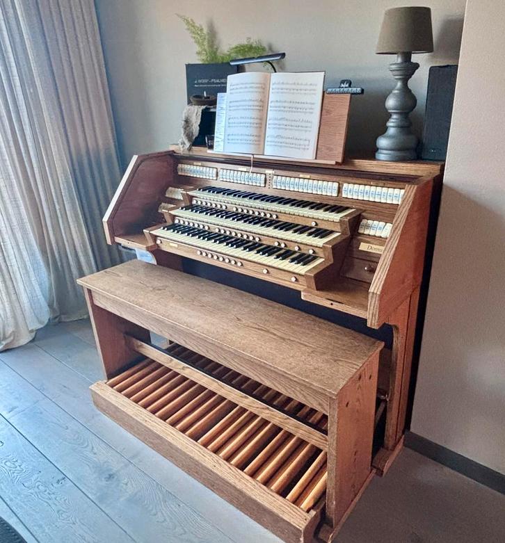 Domus 1332 digitaal orgel – 3 klavieren, volledig pedaal., Muziek en Instrumenten, Orgels, Gebruikt, Orgel, 3 klavieren, Ophalen