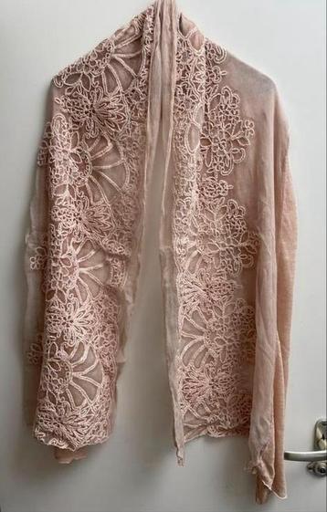 Two Sisters prachtige sjaal met kant, kleur mude beschikbaar voor biedingen