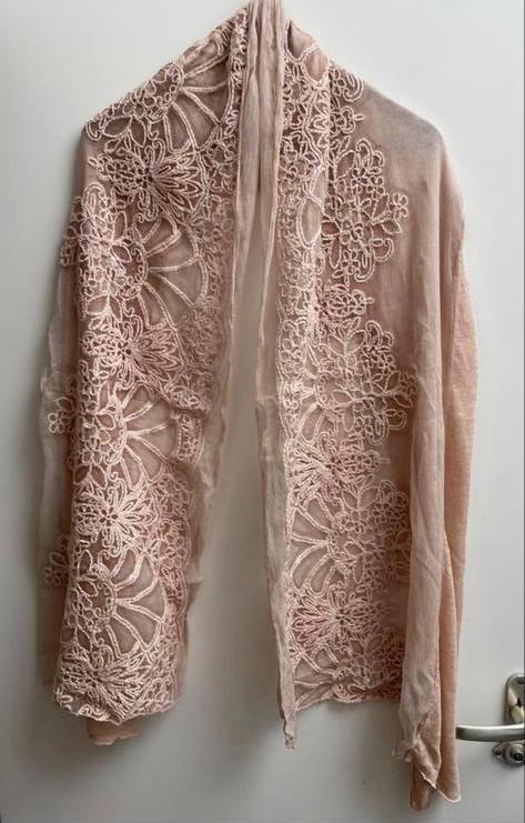 Two Sisters prachtige sjaal met kant, kleur nude, Kleding | Dames, Mutsen, Sjaals en Handschoenen, Zo goed als nieuw, Sjaal, Maat 46/48 (XL) of groter