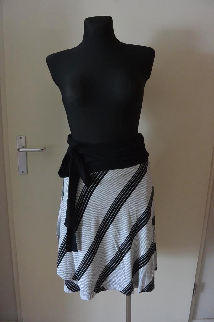 Chiarico omslag rok L zwart wit zga nieuw, Kleding | Dames, Rokken, Zo goed als nieuw, Maat 38/40 (M), Zwart, Boven de knie, Ophalen of Verzenden