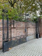 Massief smeedijzeren poort met zuilen, doorgang ca. 400 cm., Ophalen of Verzenden, Draaipoort