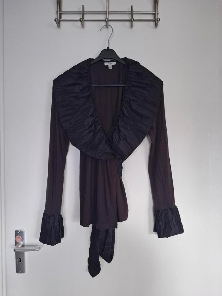 Prachtige overslagblouse van CACHE maat M., Kleding | Dames, Blouses en Tunieken, Zo goed als nieuw, Maat 38/40 (M), Paars, Ophalen of Verzenden