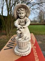 Schattig tuinbeeld meisje met hond, Tuin en Terras, Tuinbeelden, Ophalen of Verzenden, Gebruikt, Beton, Dierenbeeld