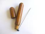 Oude koker voor hoedenspelden, 10 cm of meer, Overige materialen, Gebruikt, Bruin