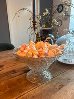 Schaal op voet bewerkt glas,vintage,zgan, Ophalen of Verzenden