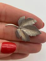 K535 Prachtige zilveren broche leaf, 4 tot 7 cm, Ophalen of Verzenden, Zilver, Zilver