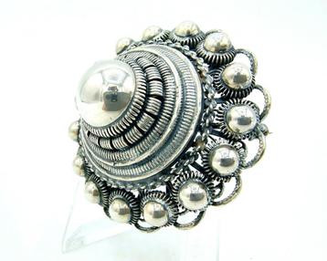 Zilveren Zeeuwse knop hanger (of broche) van broekstuk beschikbaar voor biedingen