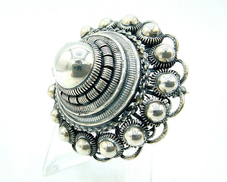 Zilveren Zeeuwse knop hanger (of broche) van broekstuk, Sieraden, Tassen en Uiterlijk, Broches, Zo goed als nieuw, Zilver, Zilver