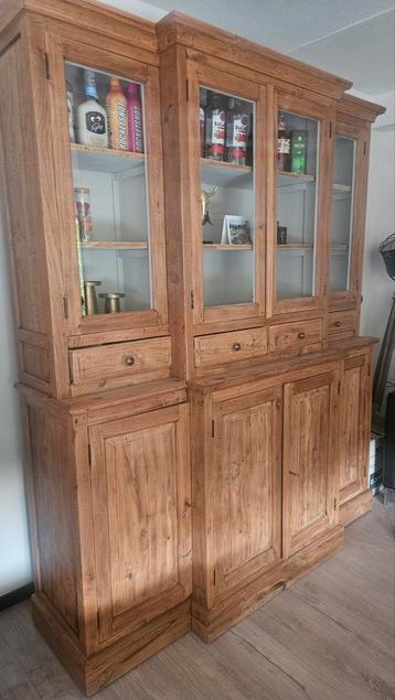 Mooie houten buffetkast z.g.a.n. beschikbaar voor biedingen