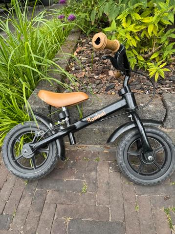 Zwart loopfietsje beschikbaar voor biedingen