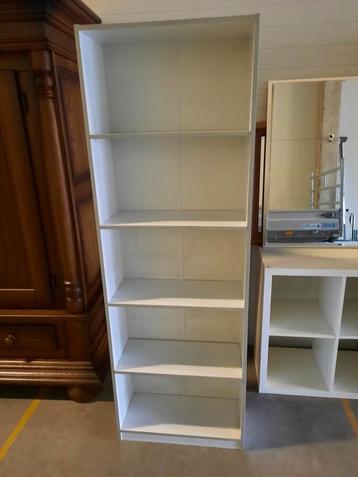 Witte kast met 4 schappen beschikbaar voor biedingen