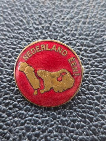 Twee borstspeldjes, opschrift " Nederland Een "  beschikbaar voor biedingen