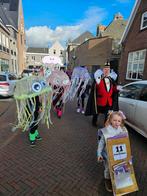 Loopgroep carnaval kwallen thema met kar, Gedragen, Ophalen