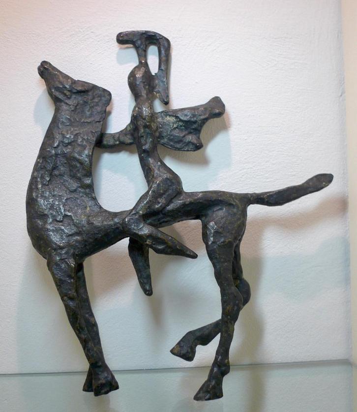 Expressionistisch brons beeld man op paard man met helm, Antiek en Kunst, Kunst | Beelden en Houtsnijwerken, Ophalen of Verzenden