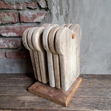 Brocante houder met 6 oude houten broodplanken *Etage3* beschikbaar voor biedingen