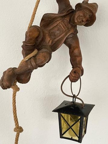 Houtsnijwerk ‘mannetje met lamp’ beschikbaar voor biedingen