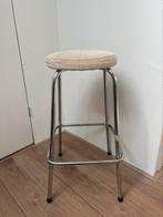 Leuke retro kruk met beige bekleding - zilveren poten, Ophalen, Zo goed als nieuw, Overige materialen