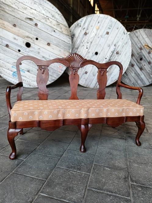 Antiek bankje, nieuw gestoffeerd., Huis en Inrichting, Banken | Sofa's en Chaises Longues, Zo goed als nieuw, Tweepersoons, Minder dan 150 cm