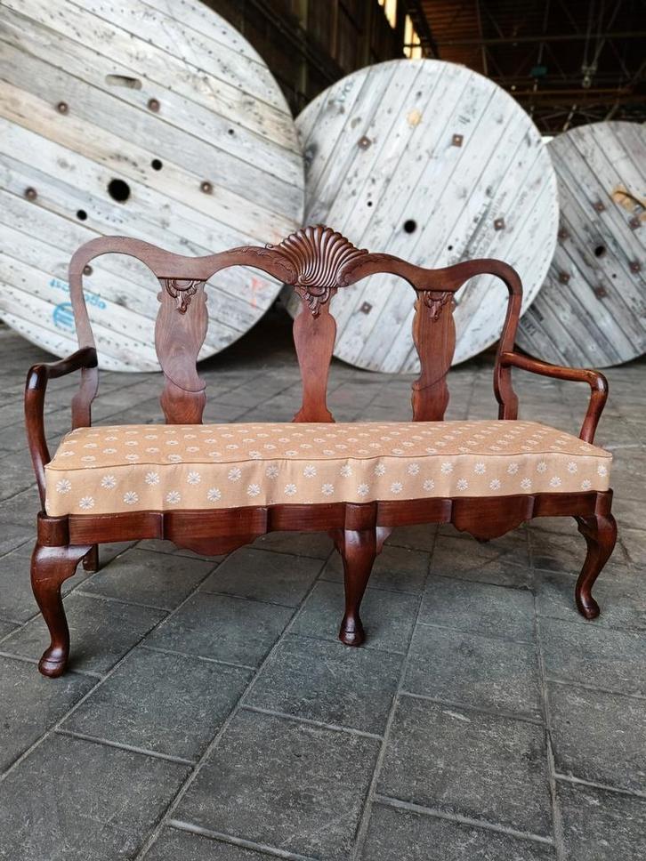 Antiek bankje, nieuw gestoffeerd., Huis en Inrichting, Banken | Sofa's en Chaises Longues, Zo goed als nieuw, Tweepersoons, Minder dan 150 cm