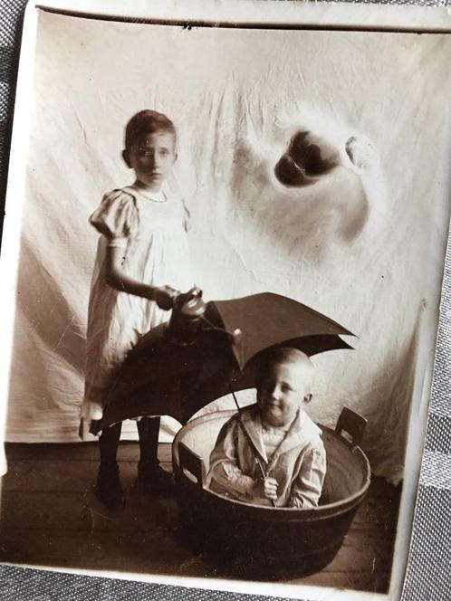 Oude foto van twee kinderen in bad met paraplu., Verzamelen, Foto's en Prenten, Zo goed als nieuw, Foto, Kind, Voor 1940, Ophalen of Verzenden