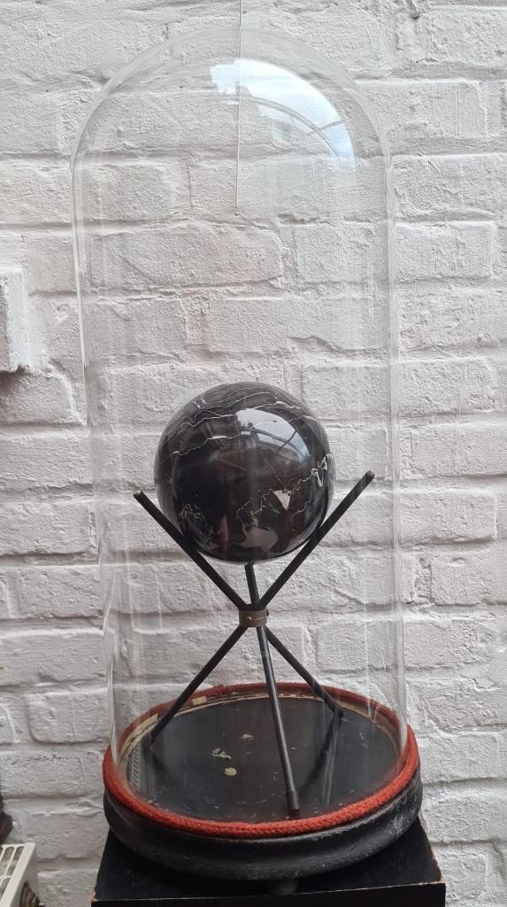 Marmer bol, black marble, onder stolp, 55 x 25 cm, bol 13 cm, Antiek en Kunst, Curiosa en Brocante, Ophalen