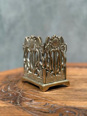 Art Nouveau messing bakje beschikbaar voor biedingen