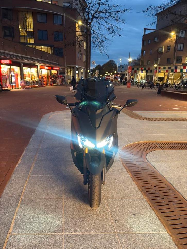 Yamaha TMAX Tech MAX 560, Fietsen en Brommers, Snorfietsen en Snorscooters, Zo goed als nieuw, Yamaha, Benzine, Ophalen of Verzenden