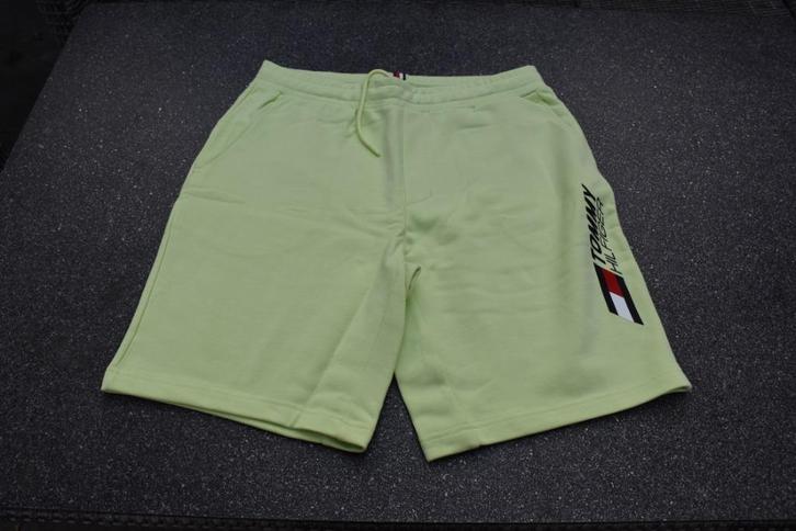Jogg short Tommy Hilfiger maat L nieuw, Kleding | Heren, Broeken en Pantalons, Nieuw, Maat 52/54 (L), Geel, Ophalen of Verzenden