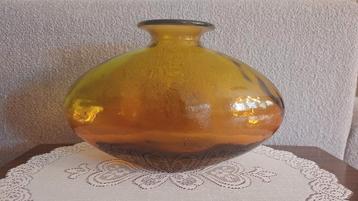 Prachtige vintage okergele glazen vaas  beschikbaar voor biedingen