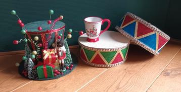 Kerst decoratie hoed en trommels beschikbaar voor biedingen