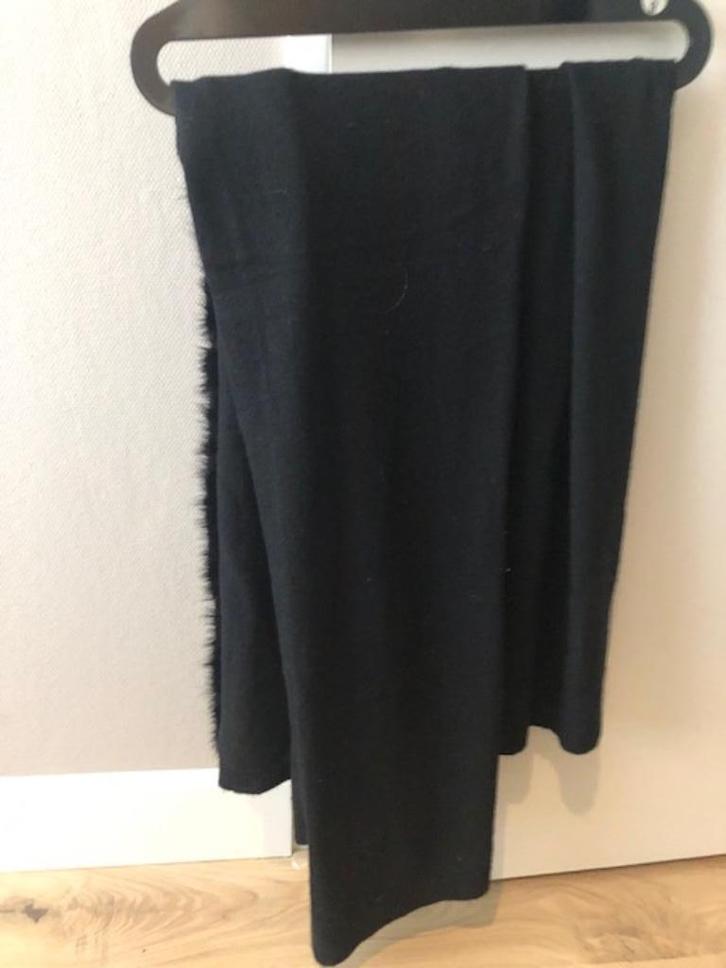 MUCHO GUSTO Prachtige zwarte sjaal. 60x260 cm., Kleding | Dames, Mutsen, Sjaals en Handschoenen, Zo goed als nieuw, Sjaal, Maat 46/48 (XL) of groter