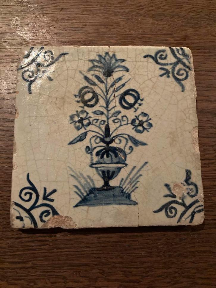 Antieke 17e eeuwse tegel met bloemmotief, Antiek en Kunst, Antiek | Wandborden en Tegels, Ophalen of Verzenden