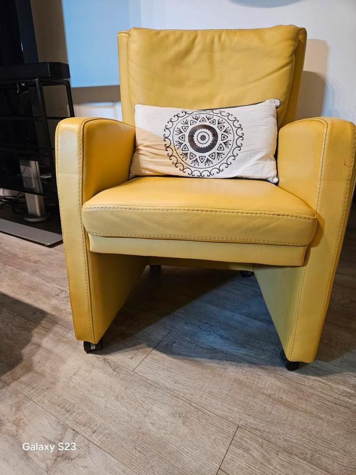 Bijzetstoelen.Heel comfortabele gekost 1250,--met wieltjes., Huis en Inrichting, Fauteuils, Zo goed als nieuw, Leer, 50 tot 75 cm