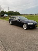 BMW 5-Serie 520I 135KW Touring Aut8 2012 Blauw, Auto's, Achterwielaandrijving, Beige, 4 cilinders, 2000 kg