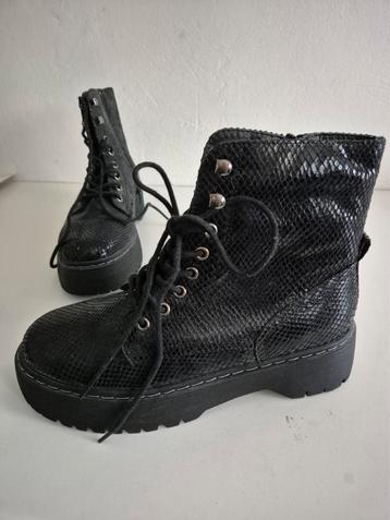 Nieuwe zwarte enkellaarsjes maat 41 beschikbaar voor biedingen
