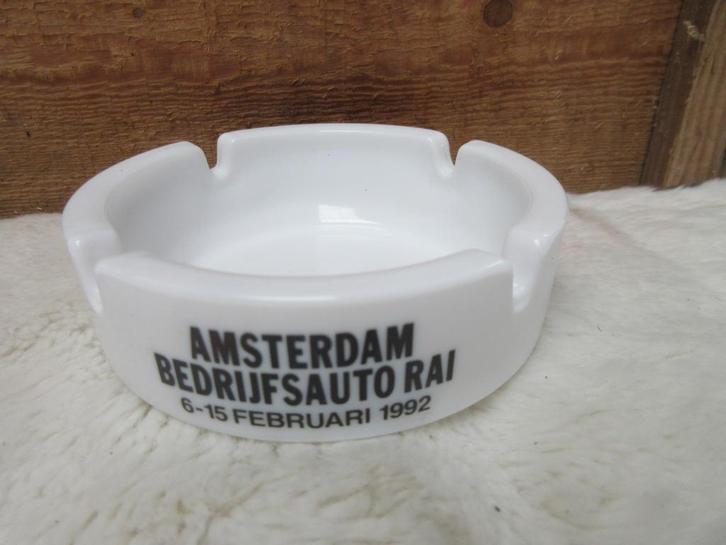 ronde porseleinen asbak Amsterdam bedrijfsauto RAI 1992, Verzamelen, Rookartikelen, Aanstekers en Luciferdoosjes, Gebruikt, Asbak
