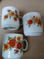 Mooie jaren '70  mokken met oranje, rood en groen., Ophalen, Overige stijlen, Kop(pen) en/of Schotel(s), Glas