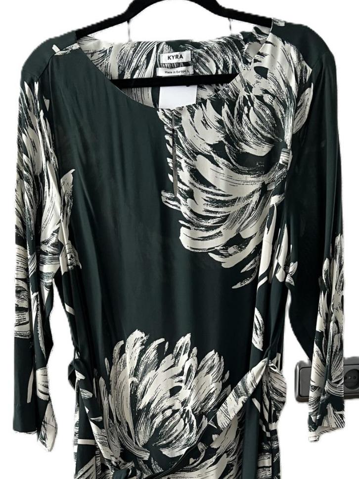 Nieuw Kyra jurk model MADELEINE 44 crepe bloemprint, Kleding | Dames, Jurken, Nieuw, Maat 42/44 (L), Groen, Onder de knie, Verzenden