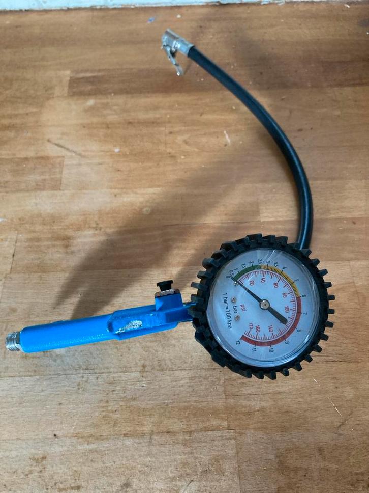 Perslucht bandenpomp met drukmeter, Auto diversen, Autogereedschap, Zo goed als nieuw, Ophalen