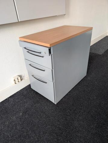 Ladeblok voor bureau moet even nagekeken worden beschikbaar voor biedingen