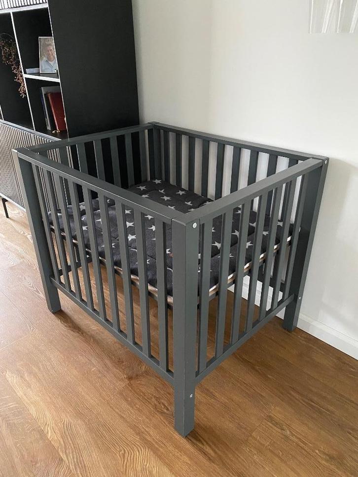 Box grijs, Kinderen en Baby's, Boxen, Gebruikt, Rechthoekig, In hoogte verstelbaar, Boxkleed, Ophalen