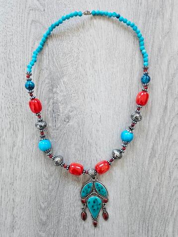 Ketting met Hanger Turquoise en Rode Kralen Tibetaanse Stijl beschikbaar voor biedingen